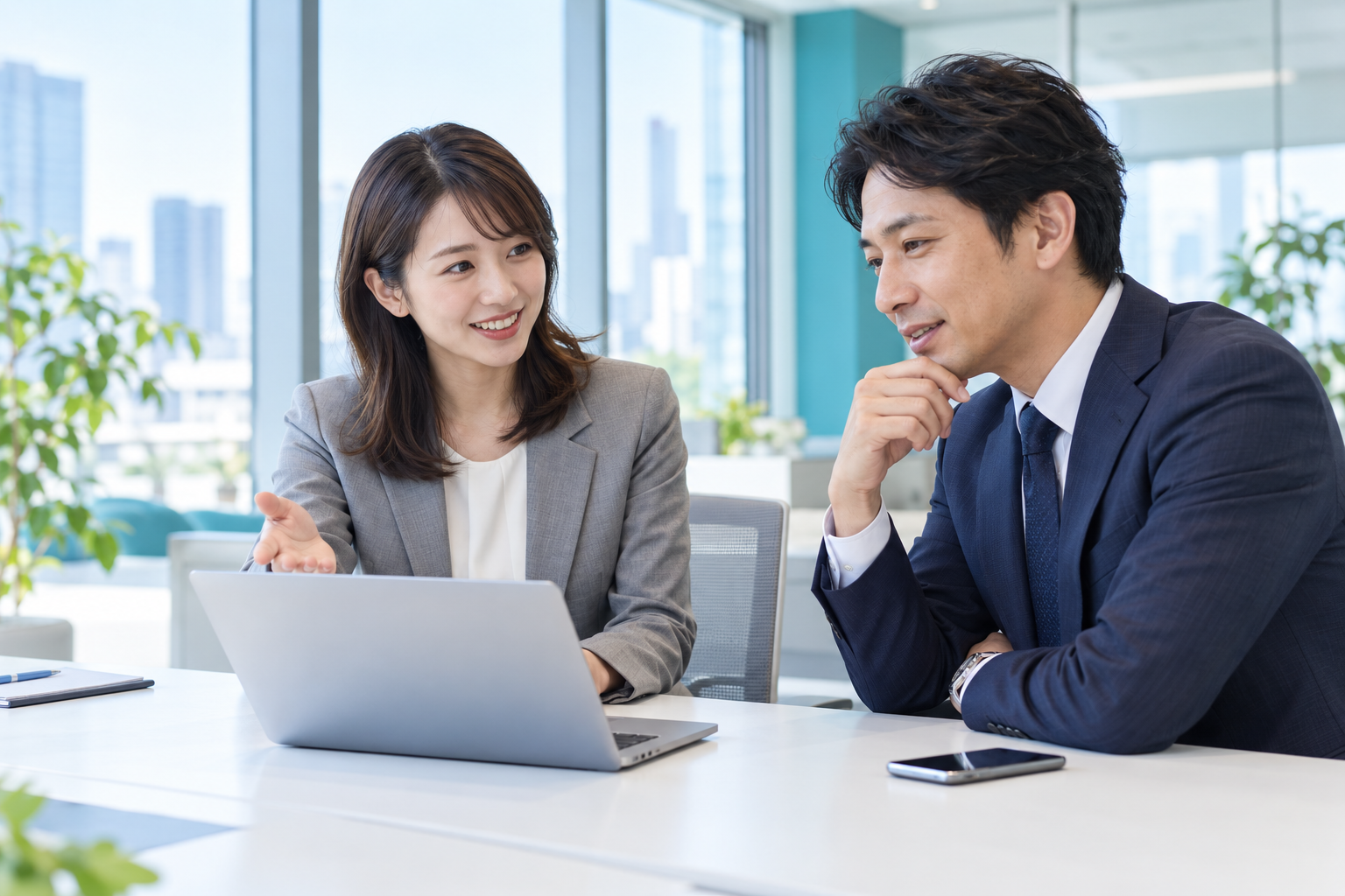オフィスで商談する営業担当者